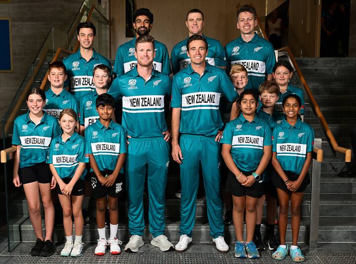 न्यूज़ीलैंड क्रिकेट बोर्ड ने हालांकि पूरी तरह से पुरानी जर्सी की कॉपी नहीं बनाई है. 2024 की जर्सी सफेद रंग की है, जिस पर हल्का नीला रंग डाला गया है. साथ ही, छाती पर