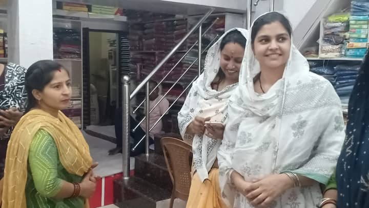 Ghazipur Samajwadi Party Candidate Afzal Ansari Daughter Nusrat Ansari  Campaign for his Father See Pics | IN Pics: पिता अफजाल अंसारी के लिए वोट  मांग रही हैं बेटी नुसरत, गाजीपुर सीट से