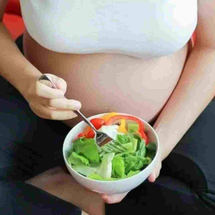 ਜੇਕਰ ਗਰਭ ਅਵਸਥਾ ਦੌਰਾਨ ਸਹੀ ਖੁਰਾਕ ਦਾ ਧਿਆਨ ਨਾ ਰੱਖਿਆ ਜਾਵੇ ਤਾਂ ਇਹ ਨਾ ਸਿਰਫ ਮਾਂ ਨੂੰ ਸਮੱਸਿਆਵਾਂ ਪੈਦਾ ਕਰ ਸਕਦੀ ਹੈ ਸਗੋਂ ਬੱਚੇ ਦੇ ਵਾਧੇ ਅਤੇ ਵਿਕਾਸ ਵਿੱਚ ਵੀ ਰੁਕਾਵਟ ਬਣ ਸਕਦੀ ਹੈ। ਤਾਂ ਆਓ ਜਾਣਦੇ ਹਾਂ ਉਹ ਕਿਹੜੇ ਫੂਡਸ ਹਨ ਜਿਨ੍ਹਾਂ ਨੂੰ ਗਰਭ ਅਵਸਥਾ ਦੌਰਾਨ ਆਪਣੀ ਡਾਈਟ 'ਚ ਸ਼ਾਮਲ ਕਰਨਾ ਫਾਇਦੇਮੰਦ ਹੁੰਦਾ ਹੈ।