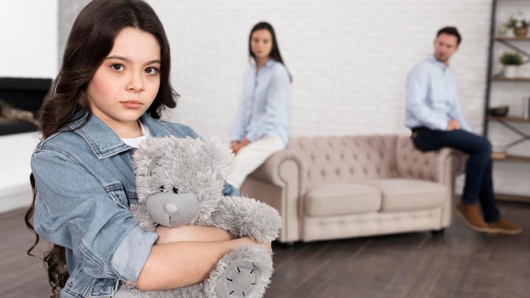 Parenting Mistakes That Can Steal Childhood Avoid These Actions पेरेंट्स की ये गलतियां बच्चों की छीन लेती हैं बचपन, भूलकर भी न करें ये काम