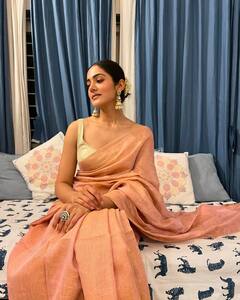 Simran Choudhary Latest Photos : రస్ట్ కలర్ శారీలో సిమ్రాన్ చౌదరి.. పెద్ద జుంకీలతో అదిరేలా ముస్తాబైందిగా