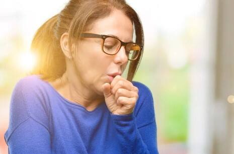 હળદર તેના ઔષધીય ગુણોને કારણે ઘણી સમસ્યાઓથી રાહત અપાવે છે. ઉધરસમાં રાહત મેળવવા માટે તમે હળદરનો પણ ઉપયોગ કરી શકો છો. તેમાં એન્ટી બેક્ટેરિયલ ગુણ હોય છે. જ્યારે થોડું દૂધ અને કાળા મરી મિક્સ કરીને પીવામાં આવે તો તે ઉધરસને નિયંત્રિત કરવામાં મદદ કરે છે.