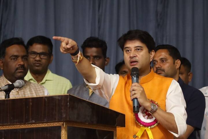 ज्योतिरादित्य सिंधिया ने कहा कि उनके परिवार को मैं बहुत समय से जानता हूं. मुझे बड़ी खुशी है कि आज वह राष्ट्रवाद सोच के साथ पीएम मोदी के नेतृत्व में भारतीय जनता पार्टी में शामिल हो गए हैं.