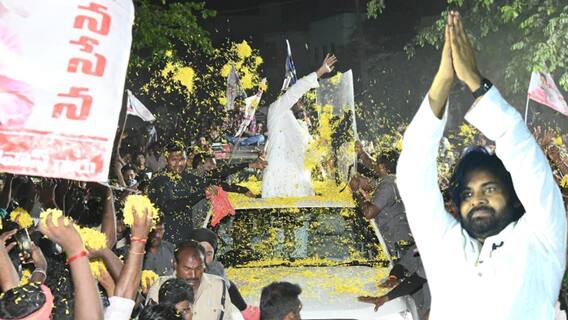 Flower Shower on Pawan Kalyan Jaggampet | జగ్గంపేట పర్యటనలో పవన్ కళ్యాణ్ పై పూల దాడి | ABP Desam
