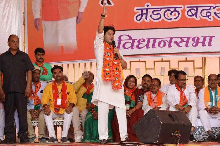 ज्योतिरादित्य सिंधिया ने कहा कि देश की जनता हर चरण के चुनाव का इंतजार कर रही है ताकी कांग्रेस को बाहर का दरवाजा दिखा सके.