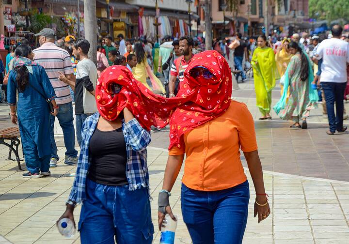 কলকাতা-সহ উপকূল ও সংলগ্ন জেলাগুলিতে দুপুরে লু বইবার সম্ভাবনা রয়েছে। মে মাসের শুরুতেও গরমের স্পেল একই রকম থাকার পূর্বাভাস দিয়েছে আলিপুর আবহাওয়া দফতর।