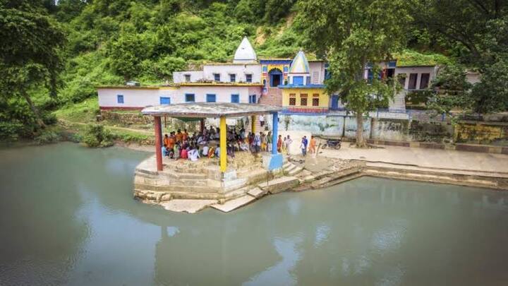 रामघाट हिंदू परंपरा के अनुसार एक पवित्र स्थान है. यह भी मंदाकिनी नदी के किनारे स्थित है. रामघाट चित्रकूट के सबसे प्रसिद्ध पर्यटन स्थलों में से एक है, जहां हर दिन हजारों भक्त आते हैं.