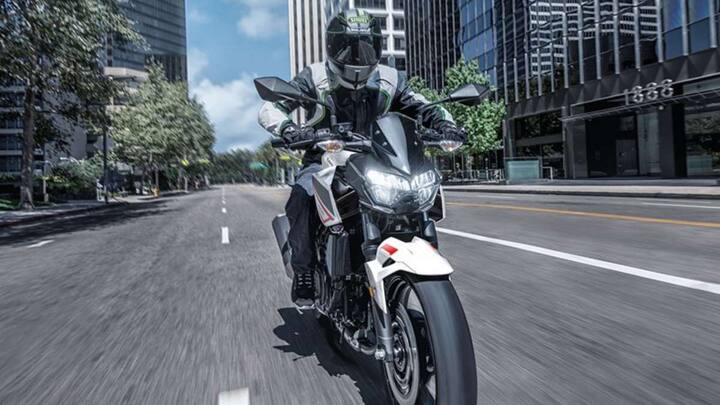 Kawasaki Z400 में पैरेलल-ट्विन 399 cc इंजन लगा है. ये बाइक भी नवंबर 2024 में लॉन्च हो सकती है. कावासाकी की इस बाइक की कीमत 4 लाख रुपये के करीब हो सकती है.
