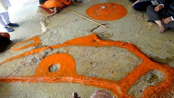 चित्रकूट कई शानदार आकर्षणों का निवास स्थान है, लेकिन गोदावरी गुफाएं हिन्दुओं के लिए अपने महत्व के लिए प्रसिद्ध हैं. कहा जाता है कि यहां भगवान राम और भगवान लक्ष्मण अपने वनवास के दौरान दरबार रखने के लिए मिले थे. गुफा के प्रवेश द्वार पर ब्रह्मा, विष्णु और शिव की मूर्तियाँ हैं.