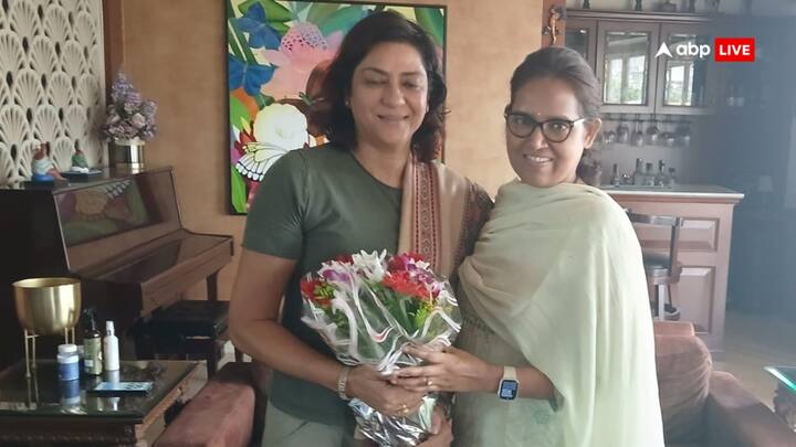 Varsha Gaikwad meets Priya Dutt: प्रिया दत्त मुंबई नॉर्थ सेंट्रल लोकसभा सीट से दो बार सांसद रह चुकी हैं. इस बार वर्षा गायकवाड मैदान में हैं. उनका मुकाबली बीजेपी के उज्जवल निकम से है.