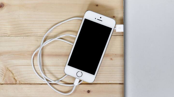 যে গরমে মানুষের প্রাণই ওষ্ঠাগত হচ্ছে, সেই তাপমাত্রায় যন্ত্রের যন্ত্রণা তো থাকবেই। গ্রীষ্মে বাইরের তাপমাত্রা এতটাই বেড়ে যায়, যার ফলে ঘরের সাধারণ তাপমাত্রাও বেড়ে যায়। সেই কারণে একটানা গরমের সময়ে কোনও ওয়েবসাইট খোলার মতো সাধারণ কাজেও ফোন গরম হয়ে যেতে পারে। ছবি: পিক্স্যাবে / পেক্সেলস