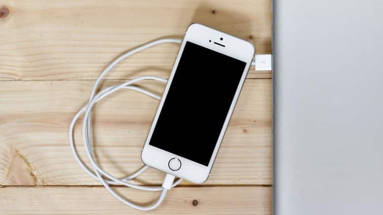 Smartphone Charging Speed: চার্জ হতে সময় লাগছে প্রচুর? তাপমাত্রার সঙ্গে পাল্লা দিয়ে গরম হচ্ছে স্মার্টফোনও? কেন? Smartphone Charging Speed: চার্জ হতে সময় লাগছে প্রচুর? তাপমাত্রার সঙ্গে পাল্লা দিয়ে গরম হচ্ছে স্মার্টফোনও? কেন?