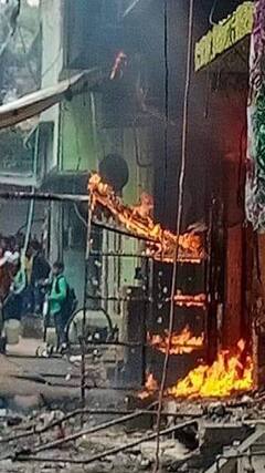 इटावा में एक कपड़े के गोदाम लगी भयंकर आग | UP News | abpnewsshorts