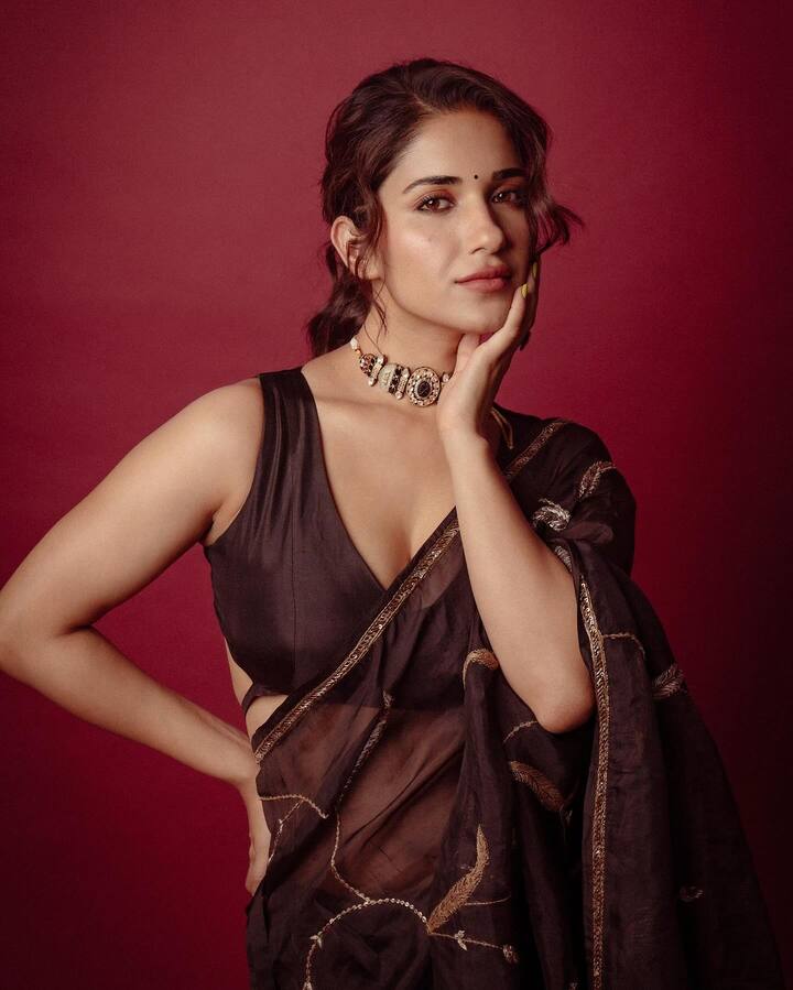 తమిళం, తెలుగుతో పాటు మలయాళం, హిందీ సినిమాల్లో కూడా నటిస్తుంది. ఆమె అందానికే కాకుండా.. నటనకు కూడా అభిమాలు ఉన్నారు.(Images Source : Instagram/Ruhani Sharma)