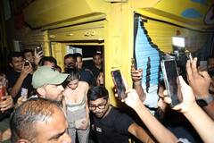 Jr NTR: ఎన్టీఆర్‌ను చుట్టుముట్టిన ముంబై మీడియా... బాలీవుడ్ స్టార్లతో యంగ్ టైగర్ పార్టీ