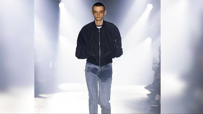 British-Italian designer label sells ‘pee stain denim’ jeans for Rs 50,000 Pee Stain Denim Jeans: ਹਜ਼ਾਰਾਂ ਰੁਪਏ 'ਚ ਵਿਕ ਰਹੀ ਹੈ ਇਹ ਪਿਸ਼ਾਬ ਦੇ ਦਾਗ ਵਾਲੀ ਜੀਨਸ, ਕੀ ਤੁਸੀਂ ਖਰੀਦੋਗੇ?