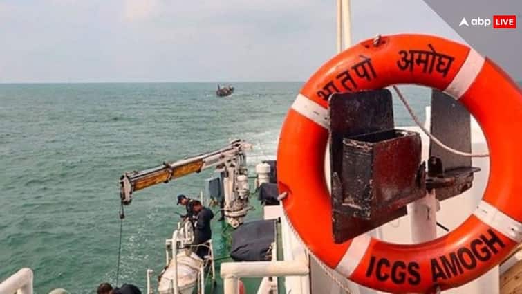 Indian coast guard anti narcotics operation at Gujarat coast Pakistani boat with 173 kg drugs seized Drugs Recovery: समुद्र की गोद में से नशे का जखीरा खींच लाए कोस्ट गार्ड के जांबाज, जानें कैसे नेस्तनाबूद किया पाकिस्तानी प्लान