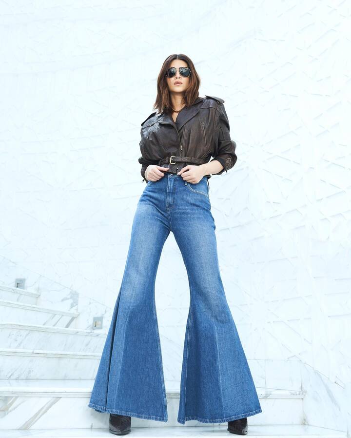 कृति सेनन एक फैशनिस्टा हैं, जो हमेशा एक प्रोफेशनल की तरह फैंस को स्टाइल गोल देती रहती हैं. चाहे वह आकर्षक जंपसूट हो या सारटोरियल साड़ी, डीवा किसी भी लुक को परफेक्शन के साथ कैरी करती हैं. इस बार वह एक प्रोफेशनल की तरह डेनिम स्टाइलिंग लेसन देती नजर आई हैं. आइये हम भी उनसे कुछ फैशन टिप्स लेते हैं.