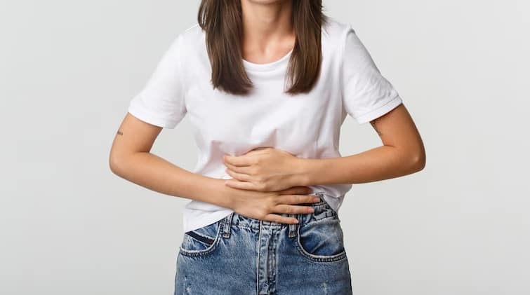 Do not take it lightly if you have constant pain in the stomach Early signs of stomach cancer પેટમાં સતત દુખાવો થતો હોય તો હળવાશમાં ન લો, કેન્સરની શરુઆત થવા પર દેખાય છે આ લક્ષણો
