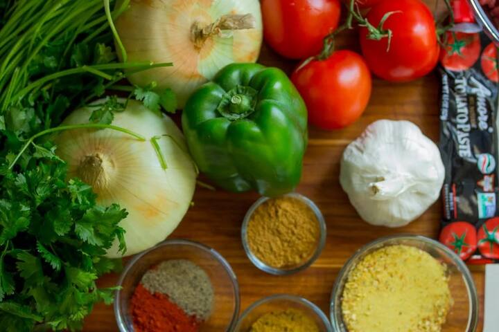 கடாயில் நல்லெண்ணெய் ஊற்றி எண்ணெய் சூடான பின் சோம்பு, கருவேப்பிலை சேர்த்து பச்சை மனம் போகும் வரை வதக்கவும். இதில் இடித்து வைத்துள்ள இஞ்சி, பூண்டு, தக்காளி, பச்சை மிளகாய் , சின்ன வெங்காயம் கலவையோடு சிறிது உப்பு , மஞ்சள்தூள் சேர்த்து வதக்கவும்.