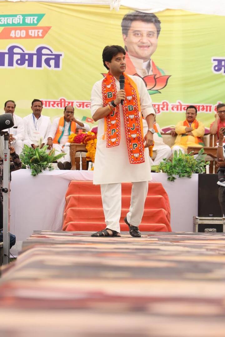 केंद्रीय मंत्री ज्योतिरादित्य सिंधिया ने कहा कि लोगों का जीवनभर कमाई हुई दौलत का 55 फीसदी सरकार लेगी और दूसरों के बीच में बांटेगी, यही कांग्रेस का असली चेहरा है.