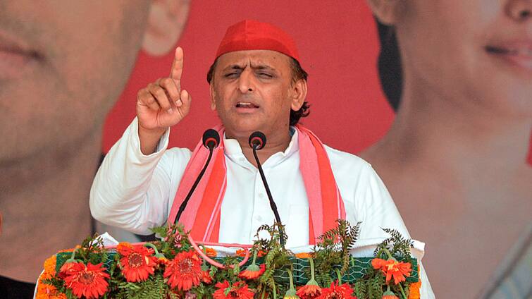 Covishield Vaccine Akhilesh Yadav said public will answer with votes in elections Covishield Vaccine: 'वैक्सीन पर बहस छिड़ गई, लोगों के हार्ट अटैक हो रहे, आज ये भी जुमला निकला'- अखिलेश यादव