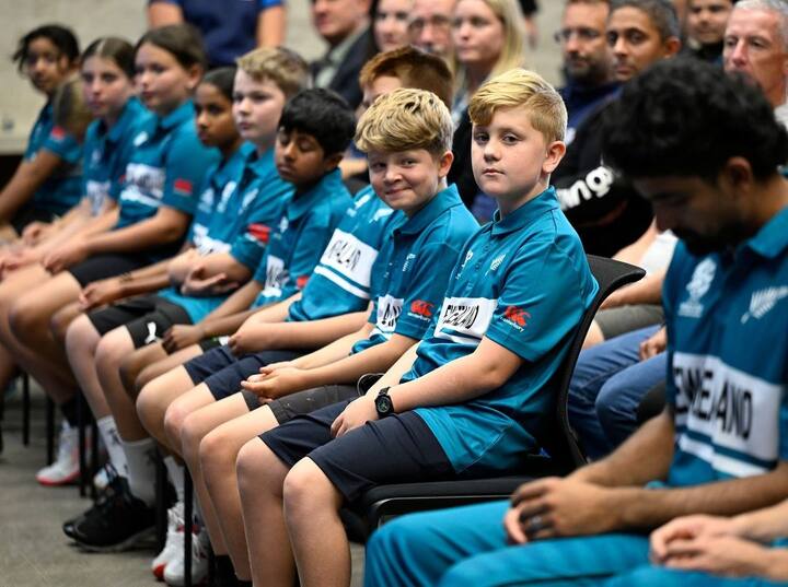 यह नई जर्सी कल यानी 30 अप्रैल से न्यूजीलैंड क्रिकेट टीम (NZC) स्टोर में उपलब्ध होगी. जिसे फैंस खरीद सकते हैं.