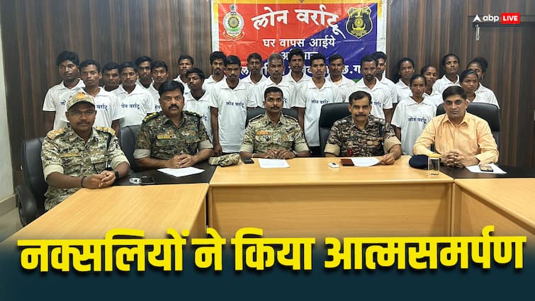 Naxalites Surrendered In Chhattisgarh including 7 women in Dantewada ann दंतेवाड़ा में 23 नक्सलियों ने किया आत्मसमर्पण, पुलिस की अपील का स्थानीय माओवादियों पर असर