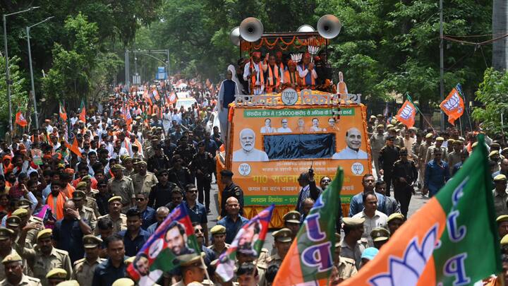 Rajnath Singh Nomination: यूपी की राजधानी लखनऊ में लोकसभा चुनाव के पांचवें फेज यानी 20 मई को मतदान होगा, इस सीट पर बीजेपी को जीत के हैट्रिक दिलाने के लिए राजनाथ सिंह चुनावी मैदान में हैं.