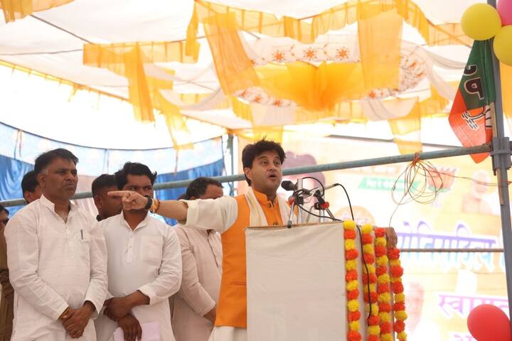 ज्योतिरादित्य सिंधिया ने कहा कि प्रधानमंत्री नरेंद्र मोदी के नेतृत्व में देश के 140 करोड़ लोग भारत को आत्मनिर्भर और विश्वगुरू बनाने के लिए मिलकर चल रहे हैं. आज इस श्रेणी में इंदौर के अक्षय कांति बम भी इसमें शामिल हो गए हैं, उनका दिल की गहराइयों से स्वागत है.