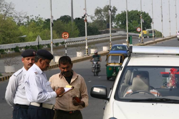 Delhi Traffic Police report using mobile phones while driving vehicle increased 149 percent दिल्ली में गाड़ी चलाते समय फोन इस्तेमाल करने वालों को नहीं जान की परवाह! 149 फीसदी बढ़ा ट्रैफिक चालान