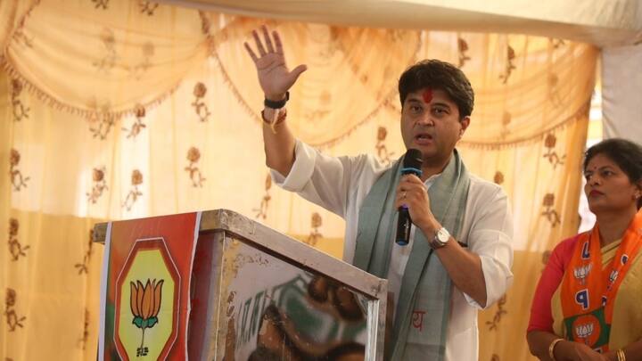 Indore News: अक्षय कांति बम के बीजेपी में शामिल होने पर ज्योतिरादित्य सिंधिया ने कहा कि उनका दिल की गहराइयों से स्वागत है. उन्होंने कहा कि पीएम मोदी के नेतृत्व में लोग मिलकर चल रहे हैं.