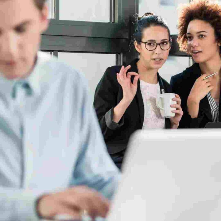 ਡਰਹਮ ਯੂਨੀਵਰਸਿਟੀ ਬਿਜ਼ਨਸ ਸਕੂਲ ਵਿੱਚ ਮਾਰੀਆ ਕਾਕਾਰੀਆ ਅਤੇ ਉਸਦੇ ਸਹਿਯੋਗੀਆਂ ਦੁਆਰਾ ਕੀਤੀ ਗਈ ਖੋਜ ਵਿੱਚ ਪਾਇਆ ਗਿਆ ਕਿ ਜੋ ਲੋਕ ਨਕਾਰਾਤਮਕ ਗੱਪਾਂ ਵਿੱਚ ਸ਼ਾਮਲ ਹੁੰਦੇ ਹਨ (ਜਿਵੇਂ ਕਿ ਸਹਿਕਰਮੀਆਂ ਬਾਰੇ ਝੂਠੀਆਂ ਅਫਵਾਹਾਂ ਫੈਲਾਉਂਦੇ ਹਨ) ਉਹਨਾਂ ਨੂੰ ਤਰੱਕੀਆਂ ਗੁਆਉਣ ਅਤੇ ਉਹਨਾਂ ਦੇ ਬੋਨਸ ਵਿੱਚ ਕਟੌਤੀ ਕਰਨ ਦੀ ਜ਼ਿਆਦਾ ਸੰਭਾਵਨਾ ਹੁੰਦੀ ਹੈ। ਇਸ ਦੇ ਨਾਲ ਹੀ ਮਾਰੀਆ ਦਾ ਕਹਿਣਾ ਹੈ ਕਿ ਜੇਕਰ ਚੁਗਲੀ ਬੰਦ ਕਰ ਦਿੱਤੀ ਜਾਵੇ ਤਾਂ ਇਹ ਨੁਕਸਾਨਦਾਇਕ ਵੀ ਹੈ ਕਿਉਂਕਿ ਕੰਮ ਦੇ ਦਬਾਅ ਦੇ ਵਿਚਕਾਰ ਚੁਗਲੀ ਵੀ ਦਬਾਅ ਨੂੰ ਘੱਟ ਕਰਨ ਦਾ ਕੰਮ ਕਰਦੀ ਹੈ। ਇਸ ਲਈ ਸ਼ਾਇਦ ਹੁਣ ਤੁਸੀਂ ਵੀ ਕਹਿ ਸਕੋਗੇ ਕਿ ਗੱਪਾਂ ਮਾਰਨੀਆਂ ਮਾੜੀਆਂ ਨਹੀਂ ਹੁੰਦੀਆਂ...