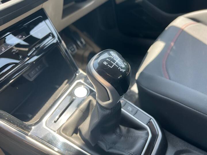 এই গাড়ির ম্যানুয়াল গিয়ারবক্সটি ড্রাইভিং উপভোগের জন্য একটি বিশেষ স্তর যুক্ত করেছে। আপনি এখানে যে Virtus দেখতে পাচ্ছেন, তাতে ম্যানুয়ালেও চালক ভাল ড্রাইভিং এক্সপিরিয়েন্স লাভ করতে পারবে। যখন ভক্সওয়াগেন 1.0 টিএসআই সহ একটি ম্যানুয়াল অফার করেছিল, তখন আরও শক্তিশালী 1.5 টিএসআই শুধুমাত্র একটি অটোমেটিকের সঙ্গে এসেছিল।