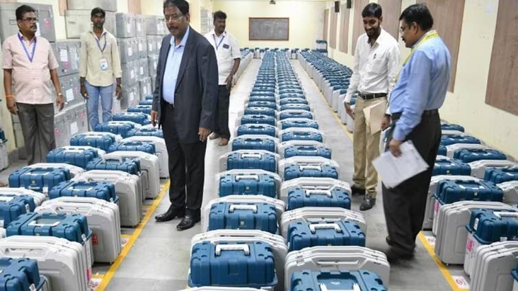 cctv cameras of strong room where evm machines kept got repaired at erode tamilnadu Erode:ஈரோடு வாக்குப்பதிவு இயந்திரங்கள் வைக்கப்பட்டிருந்த அறையில் சிசிடிவி பழுது..!