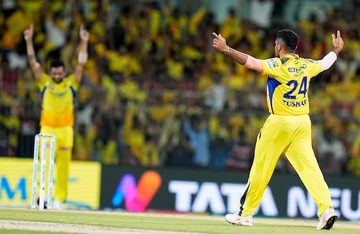 Let us tell you that while batting first in the match, Chennai had put 212 runs on the board for 3 wickets in 20 overs.  Then, while chasing the target, Hyderabad collapsed on the score of 134 runs in 18.5 overs.  G