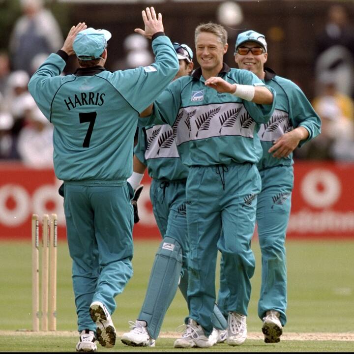 1999 में न्यूजीलैंड टीम ने कुछ अलग करने की कोशिश की और इलेक्ट्रिक ब्लू कलर का इस्तेमाल किया. साथ ही, उस जर्सी पर सिल्वर फर्न को छाती पर पांच बार, टोपी और पैंट पर भी बनाया गया था.