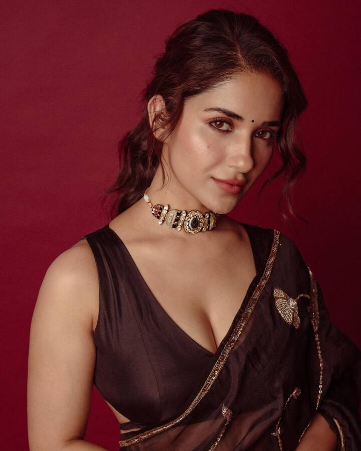 తమిళ సినిమాతో కెరీర్ను ప్రారంభించిన రుహానీ శర్మ.. తెలుగులో చిలాసౌ సినిమాతో ఎంట్రీ ఇచ్చింది. (Images Source : Instagram/Ruhani Sharma)