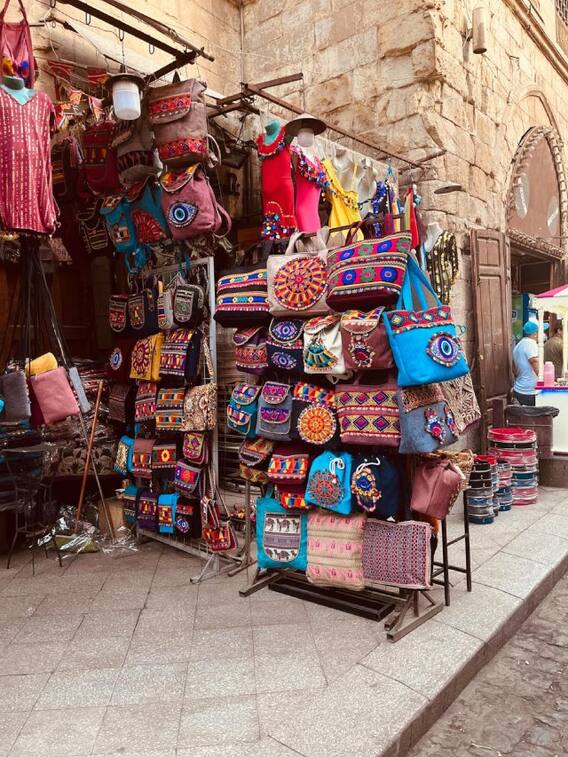 यहां मिलते हैं महिलाओं के लिए ट्रेंडिग हैंडबैग्स