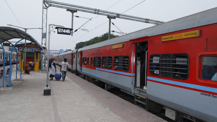 South Central Railway has run summer special trains from various stations in Telangana and Andhra Pradesh to cope with the summer rush Summer Special Trains: తెలుగు రాష్ట్రాల్లో ట్రైన్ ప్రయాణికులకు గుడ్ న్యూస్- సమ్మర్ స్పెషల్ ట్రైన్స్‌ వచ్చేశాయి.