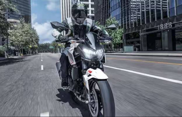 Kawasaki Z400 ਵਿੱਚ ਇੱਕ ਪੈਰਲਲ-ਟਵਿਨ 399 ਸੀਸੀ ਇੰਜਣ ਹੈ। ਇਸ ਬਾਈਕ ਨੂੰ ਨਵੰਬਰ 2024 'ਚ ਵੀ ਲਾਂਚ ਕੀਤਾ ਜਾ ਸਕਦਾ ਹੈ। ਇਸ ਕਾਵਾਸਾਕੀ ਬਾਈਕ ਦੀ ਕੀਮਤ ਕਰੀਬ 4 ਲੱਖ ਰੁਪਏ ਹੋ ਸਕਦੀ ਹੈ।