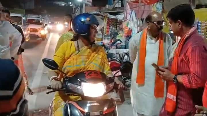 BJP candidate Smriti Irani Video Viral of Amethi on scooter at night on Social Media Watch Watch: लोगों के बीच रात में स्कूटी से पहुंची अमेठी से BJP प्रत्याशी स्मृति ईरानी, Video वायरल