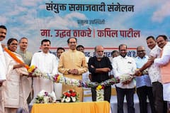 कांग्रेस उम्मीदवार वर्षा गायकवाड ने पूर्व सांसद प्रिया दत्त से की मुलाकात, क्या हुई बात?