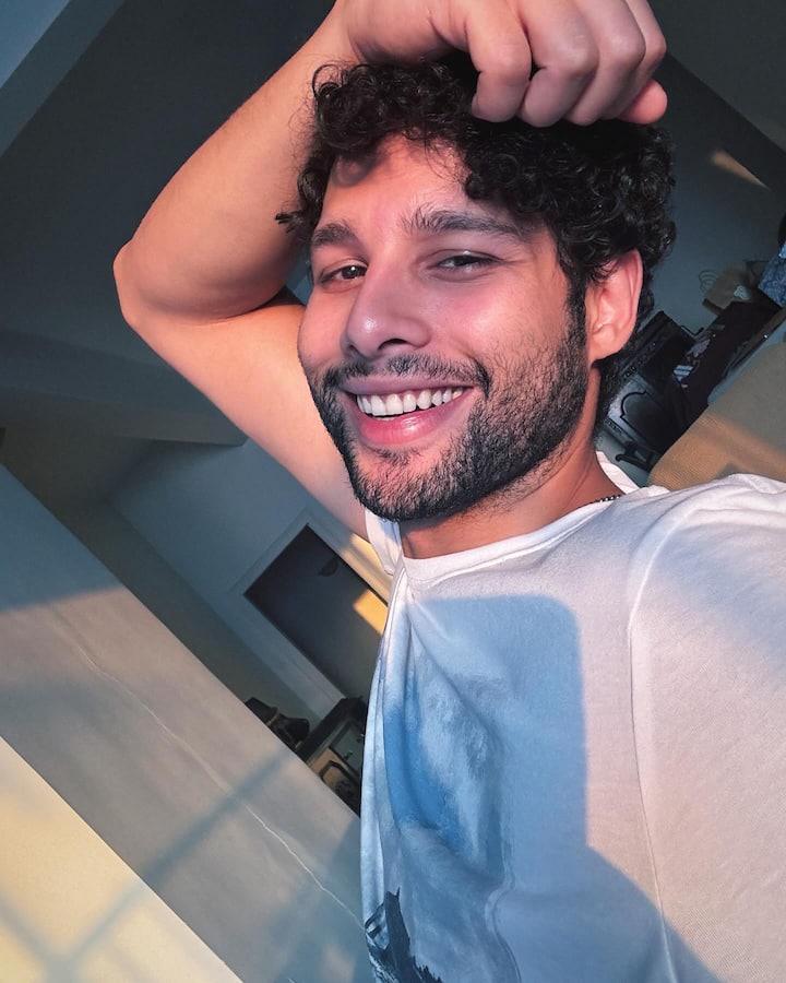 पण जेव्हा अभिनेता 5 वर्षांचा होता तेव्हा त्याचे कुटुंब मुंबईत शिफ्ट झाले.