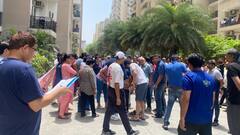 नोएडा की सोसाइटी में AOA चुनाव के खिलाफ विरोध प्रदर्शन, स्थानीय निवासियों का हंगामा