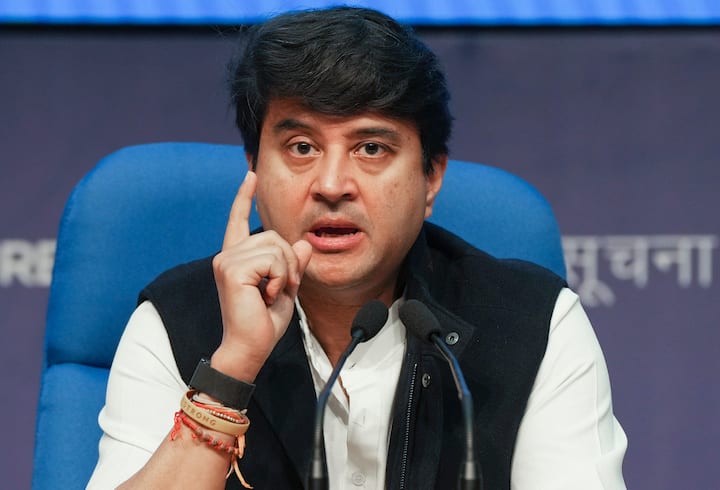 Jyotiraditya Scindia News: मध्य प्रदेश के गुना संसदीय क्षेत्र से बीजेपी उम्मीदवार और केंद्रीय मंत्री ज्योतिरादित्य सिंधिया ने वादा किया है कि वह इस क्षेत्र में कोई गलत कार्य नहीं होने देंगे.