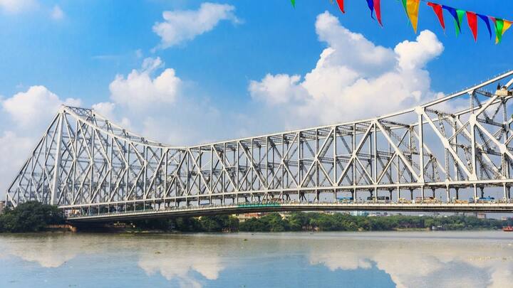 এরপর ১৯৮০ সালে ২৫ এপ্রিল তাপমাত্রা ছিল ৪১.৭। ৫ মে থেকে বৃষ্টির পূর্বাভাস। ওই দিন বৃষ্টি দুই ২৪ পরগনা এবং পূর্ব মেদিনীপুরে। আবহাওয়ার পরিবর্তন কয়েকদিন স্বস্তি মিলতে পারে।