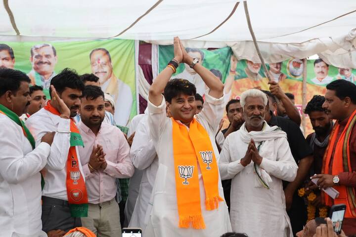 कांग्रेस प्रदेशाध्यक्ष जीतू पटवारी के दावे पर ज्योतिरादित्य सिंधिया ने कहा कि जो स्थिति कांग्रेस की इंदौर में है जो उनका गृहक्षेत्र है वहां वे ये क्या दावा कर रहे हैं. ये वही कांग्रेस है जो दावा कर रही थी कि मध्य प्रदेश में कांग्रेस की सरकार बनेगी. ये वही कांग्रेस है जो दावा कर रही थी कि ग्वालियर-चंबल संभाग में बीजेपी की तीन से चार सीटें आएंगी. दावा तो आप अंहकार में कहीं भी कर सकते हैं और करते रहिए.