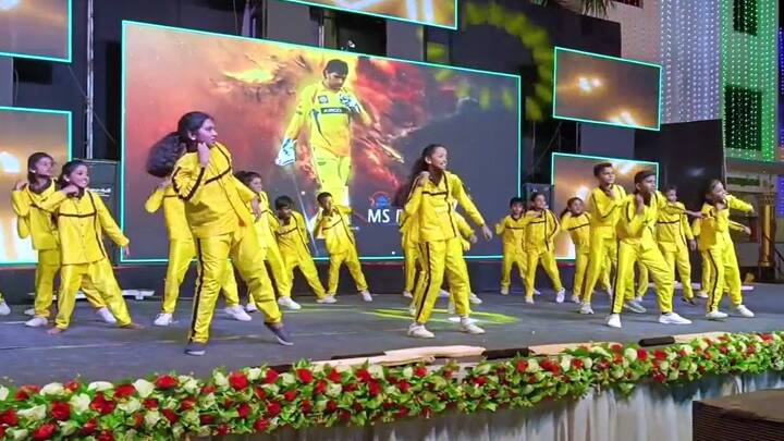 Dindigul CSK cricket team in yellow  jersey with number 7 Dhoni dance performance by school students - TNN மஞ்சள் நிற ஜெர்ஸி... தோனி படம்; நடன நிகழ்ச்சியில் கலக்கிய மாணவர்கள்