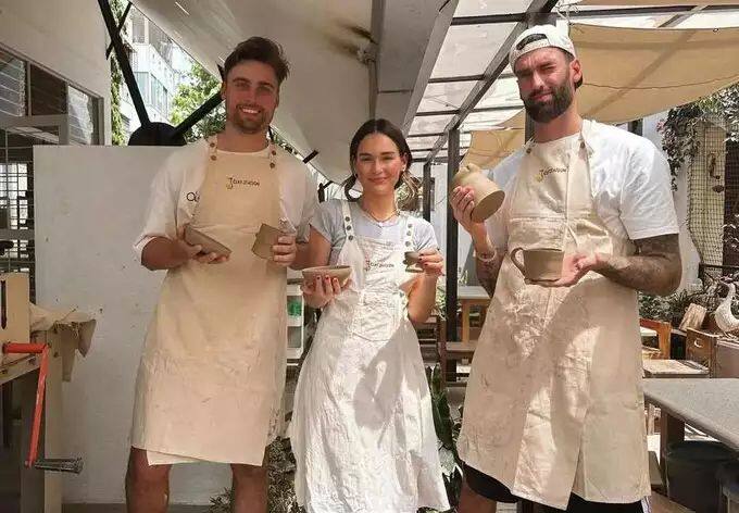 ब्रुमवेल सध्या भारतात- ब्रुमवेल विल जॅकसोबत आयपीएलसाठी भारतात आहे. यादरम्यान ती बंगळुरू येथील इस्कॉन मंदिरात दर्शनासाठी गेली होती. यासोबतच तिने मातीची भांडी बनवली होती. (Photo Credit-Social Media)